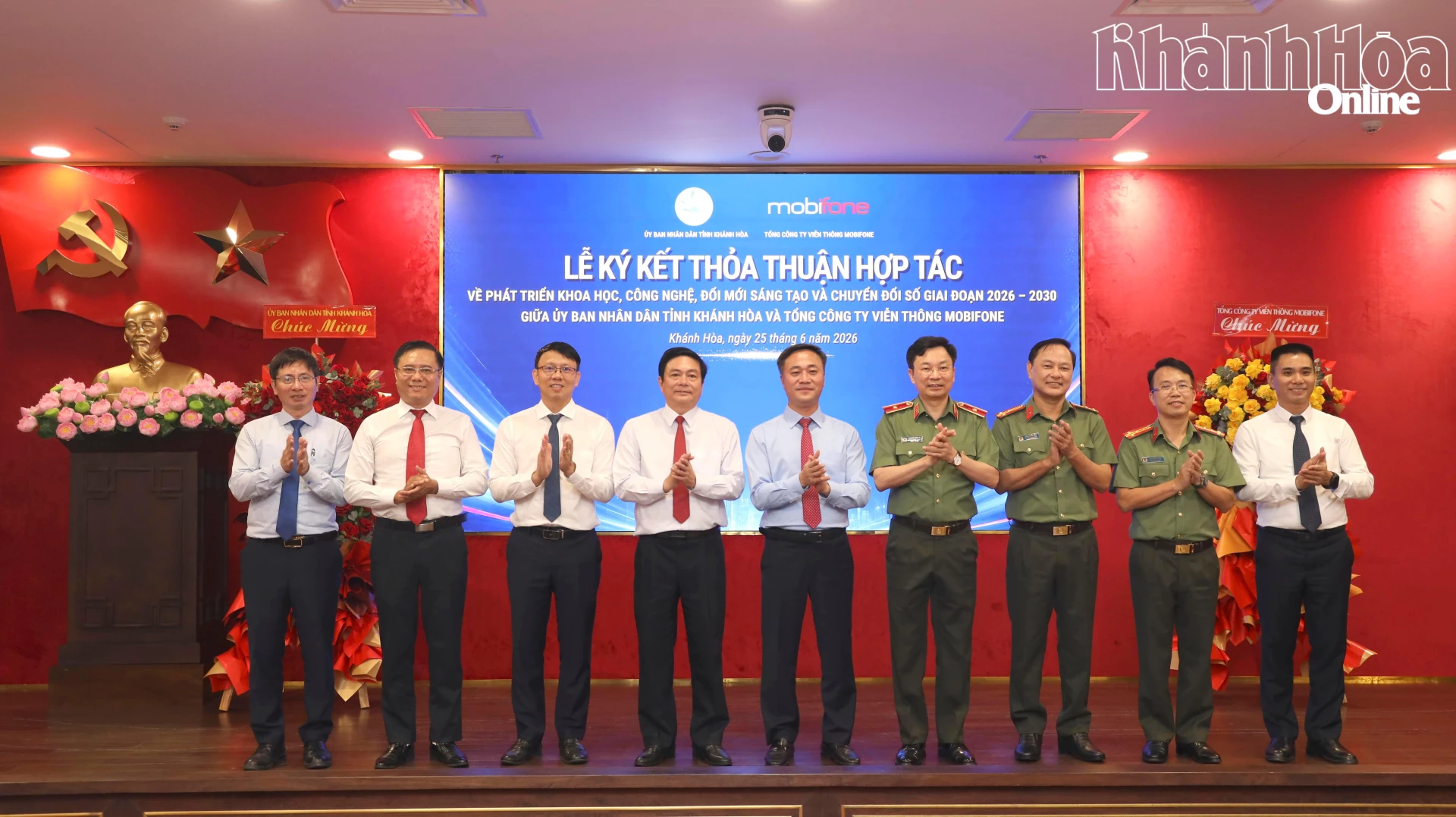 Các đại biểu chụp hình lưu niệm sau lễ ký kết hợp tác.