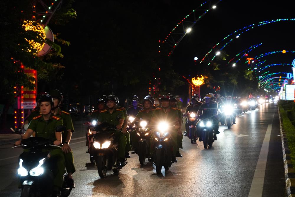 Công an Thanh Hóa ra quân thực hiện cao điểm tổng kiểm tra, kiểm soát hành chính ban đêm.