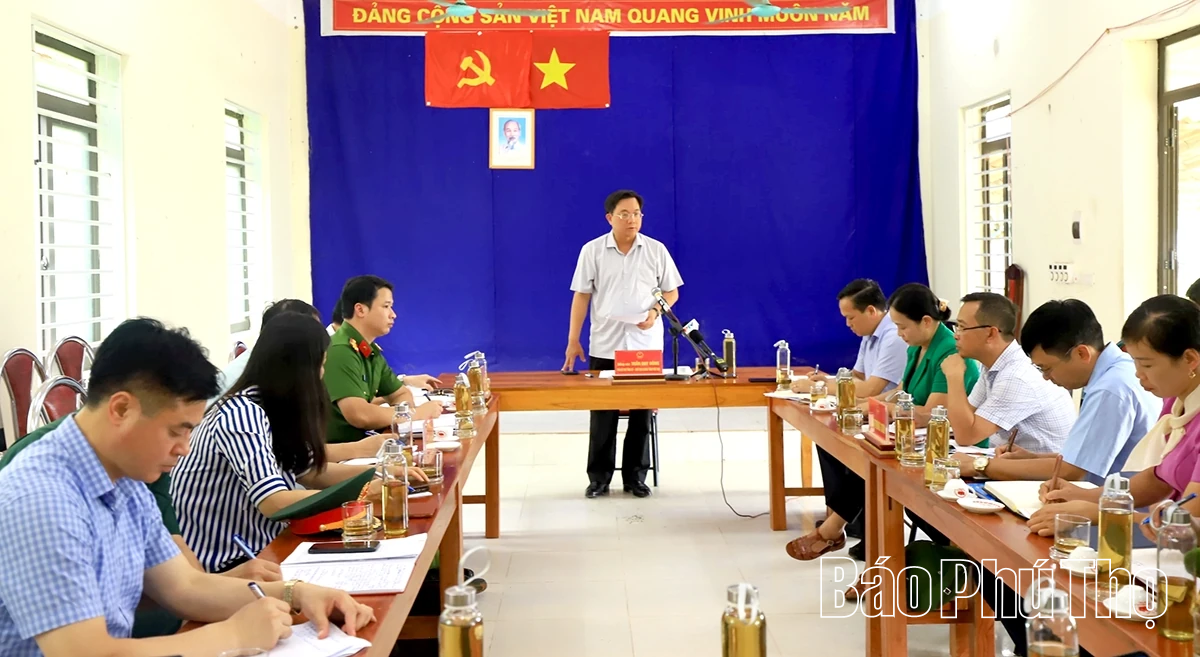 Chủ tịch UBND tỉnh Trần Duy Đông kiểm tra, cho ý kiến về xây mới trụ sở xã Trung Sơn, sau sạt lở do bão số 5