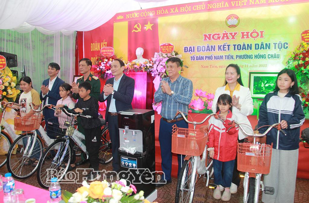 Các học sinh có hoàn cảnh khó khăn tại tổ dân phố Nam Tiến được tặng quà. Ảnh: Vi Ngoan