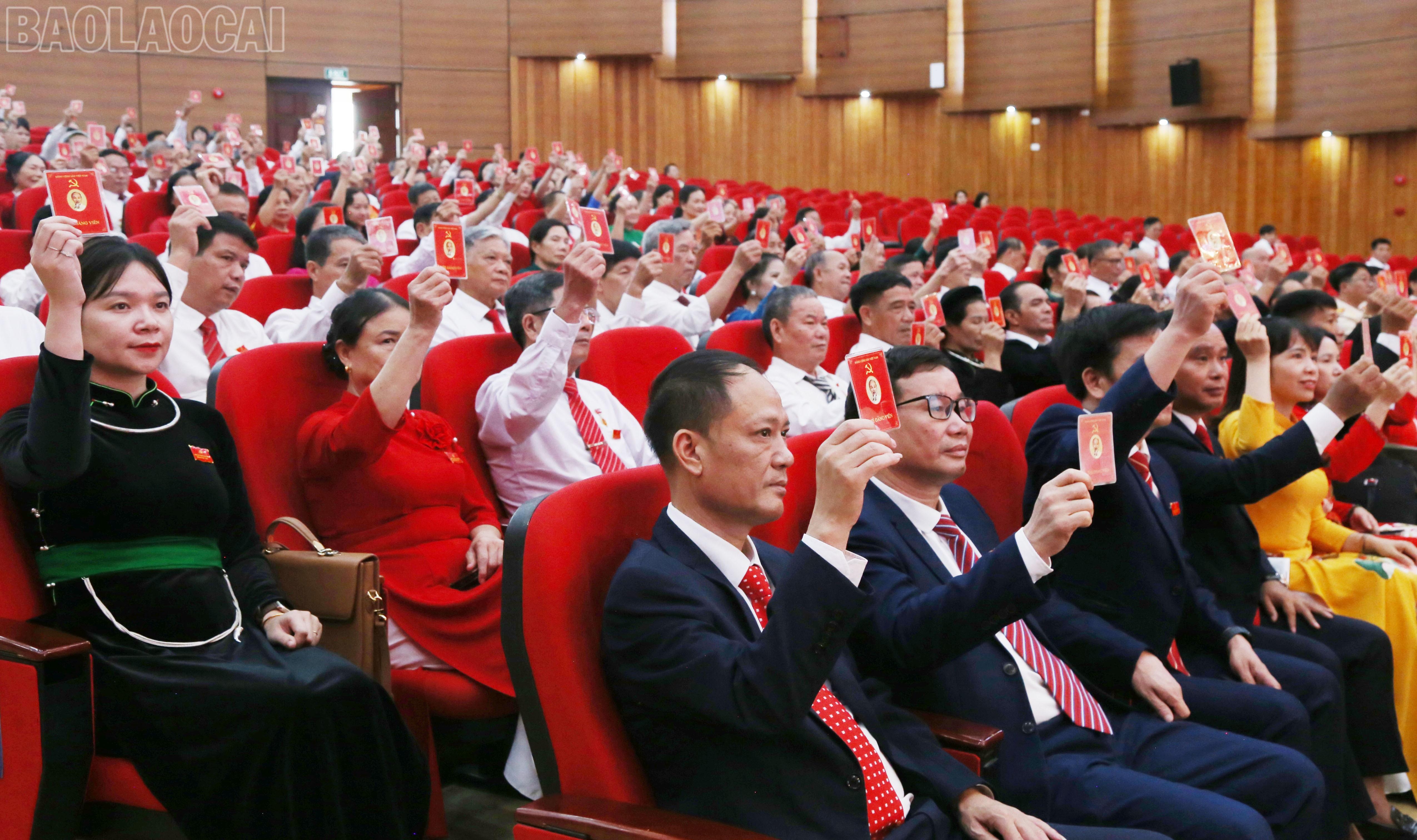 Đại biểu biểu quyết thông qua Nghị quyết Đại hội. baolaocai-tl_img-7968.jpg