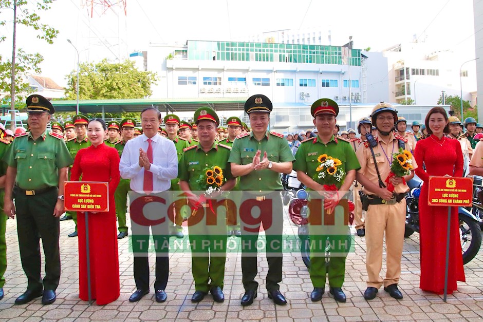 Các đồng chí lãnh đạo tặng hoa động viên lực lượng tham gia lễ ra quân