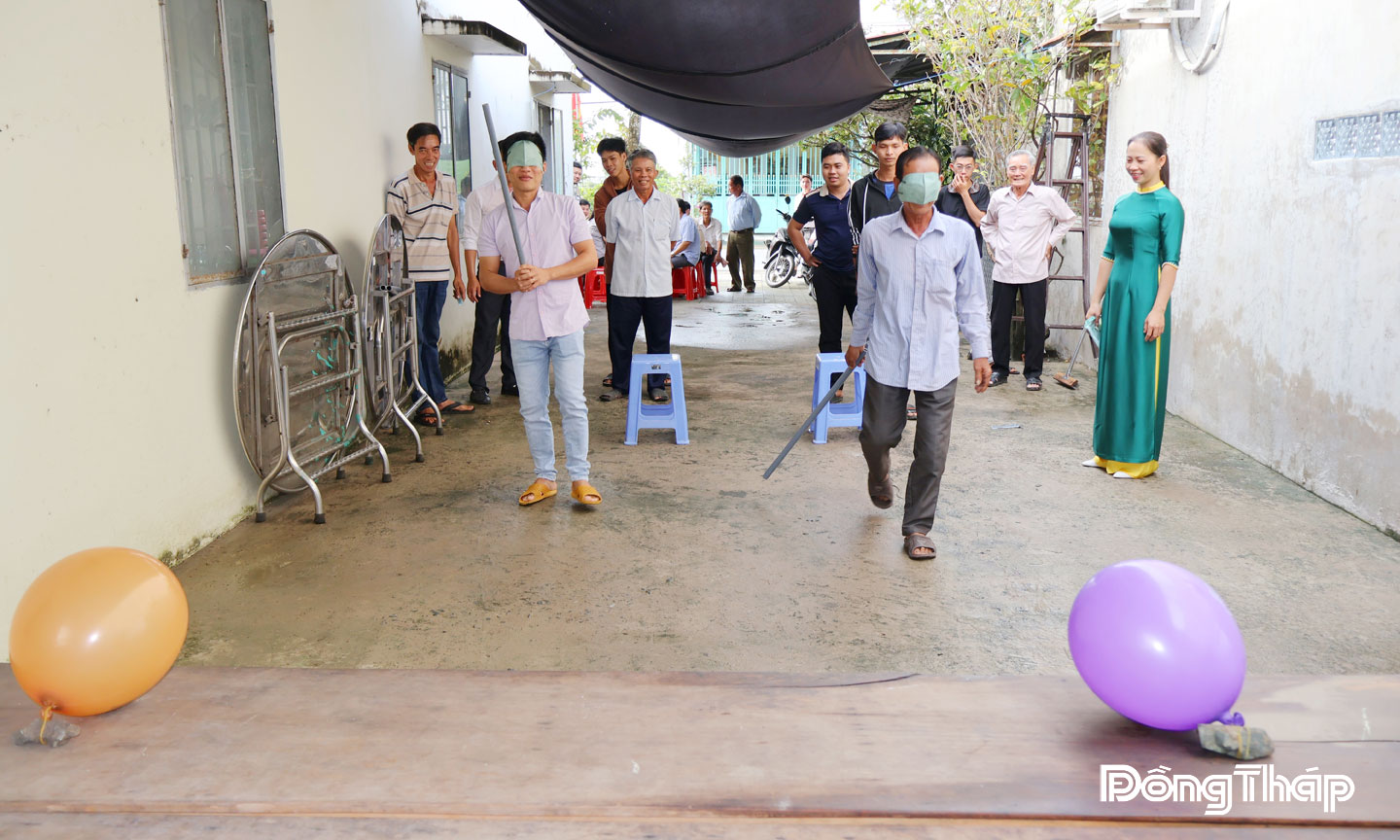 Người dân ấp Mỹ Phước 1, xã Mỹ Quí tham gia trò chơi bịt mắt đập bong bóng nhân Ngày hội Đại đoàn kết toàn dân tộc ở ấp.