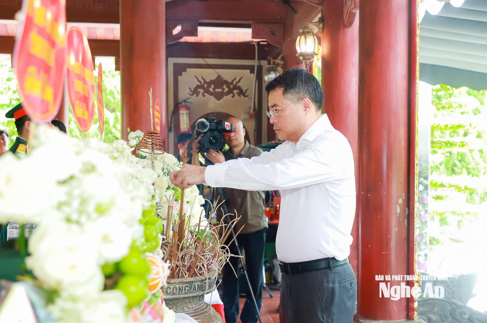 Đồng chí Lê Minh Hưng - Ủy viên Bộ Chính trị, Bí thư Trung ương Đảng, Trưởng ban Tổ chức Trung ương dâng hương trước phần mộ 13 Anh hùng liệt sĩ Đại hội 317. Ảnh: Thành Duy