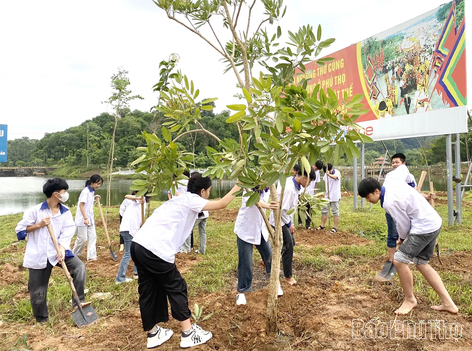 Trồng 150 cây xanh tại Khu di tích lịch sử Đền Hùng