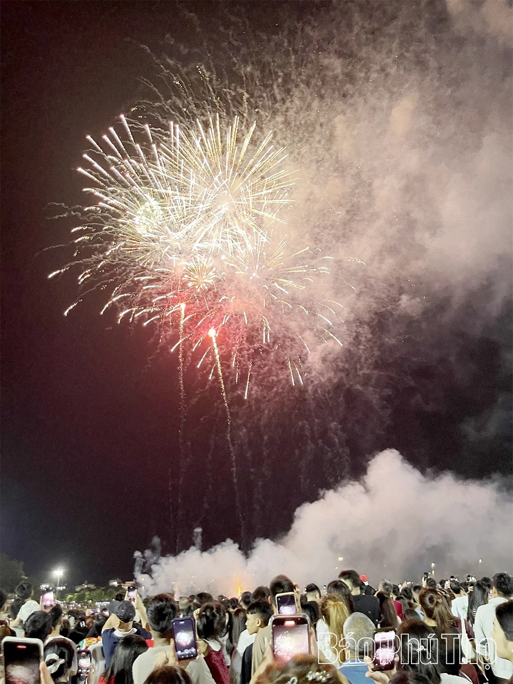 Pháo hoa rực rỡ trời Thu Đất Tổ