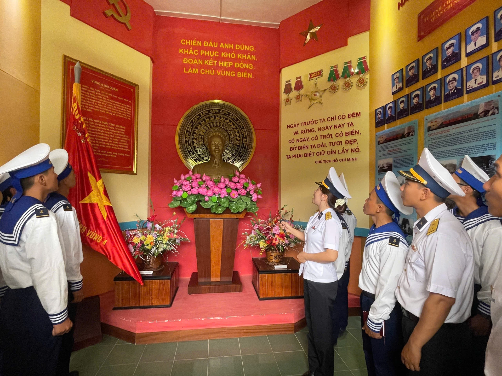 Chiến sĩ mới tham quan Nhà truyền thống Vùng 4