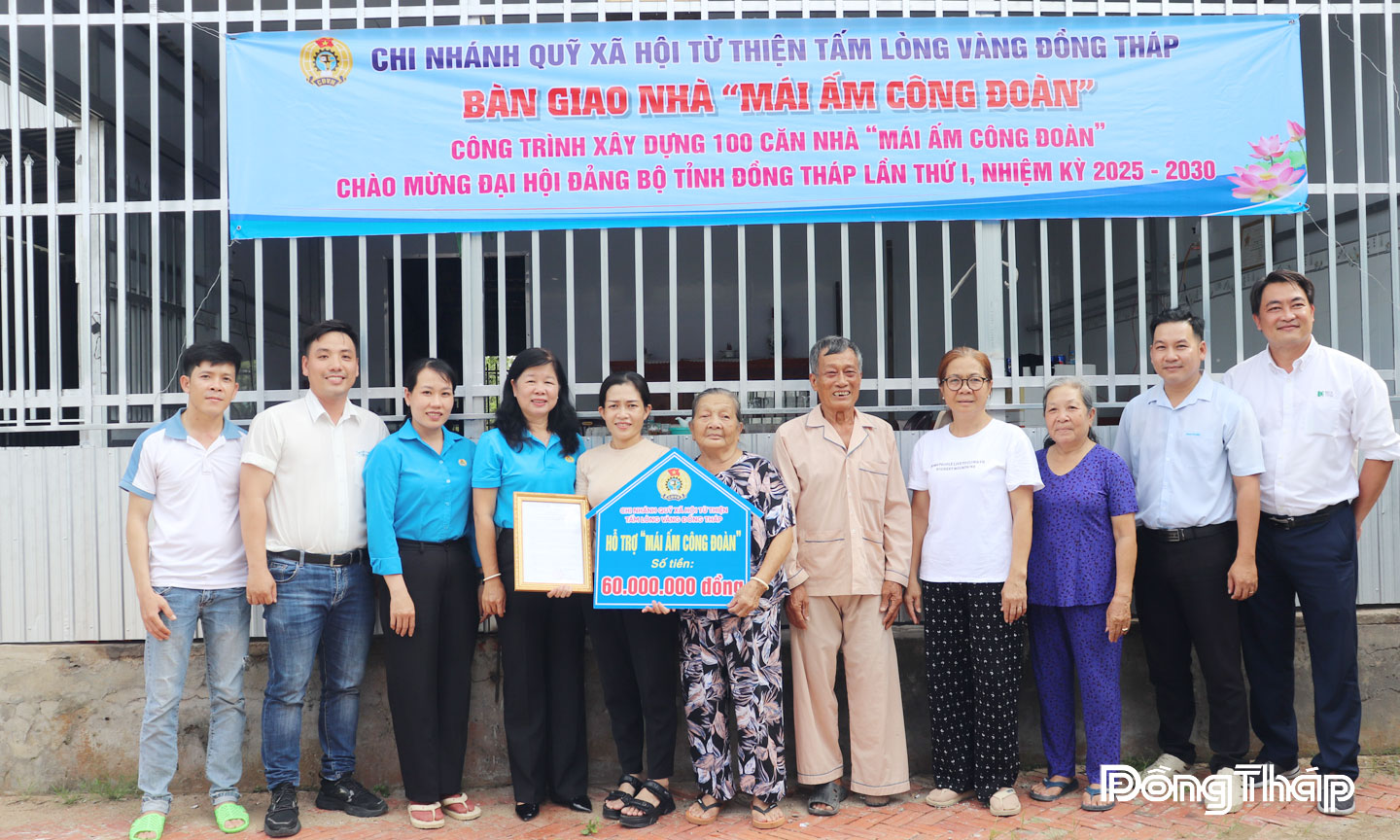 Lãnh đạo Liên đoàn Lao động tỉnh trao bảng tượng trưng hỗ trợ “Mái ấm Công đoàn” cho chị Nguyễn Thị Mỹ Viên, đoàn viên Công đoàn cơ sở Công ty TNHH Liên doanh Nghị Phong có nhà bị sập do bão số 3.