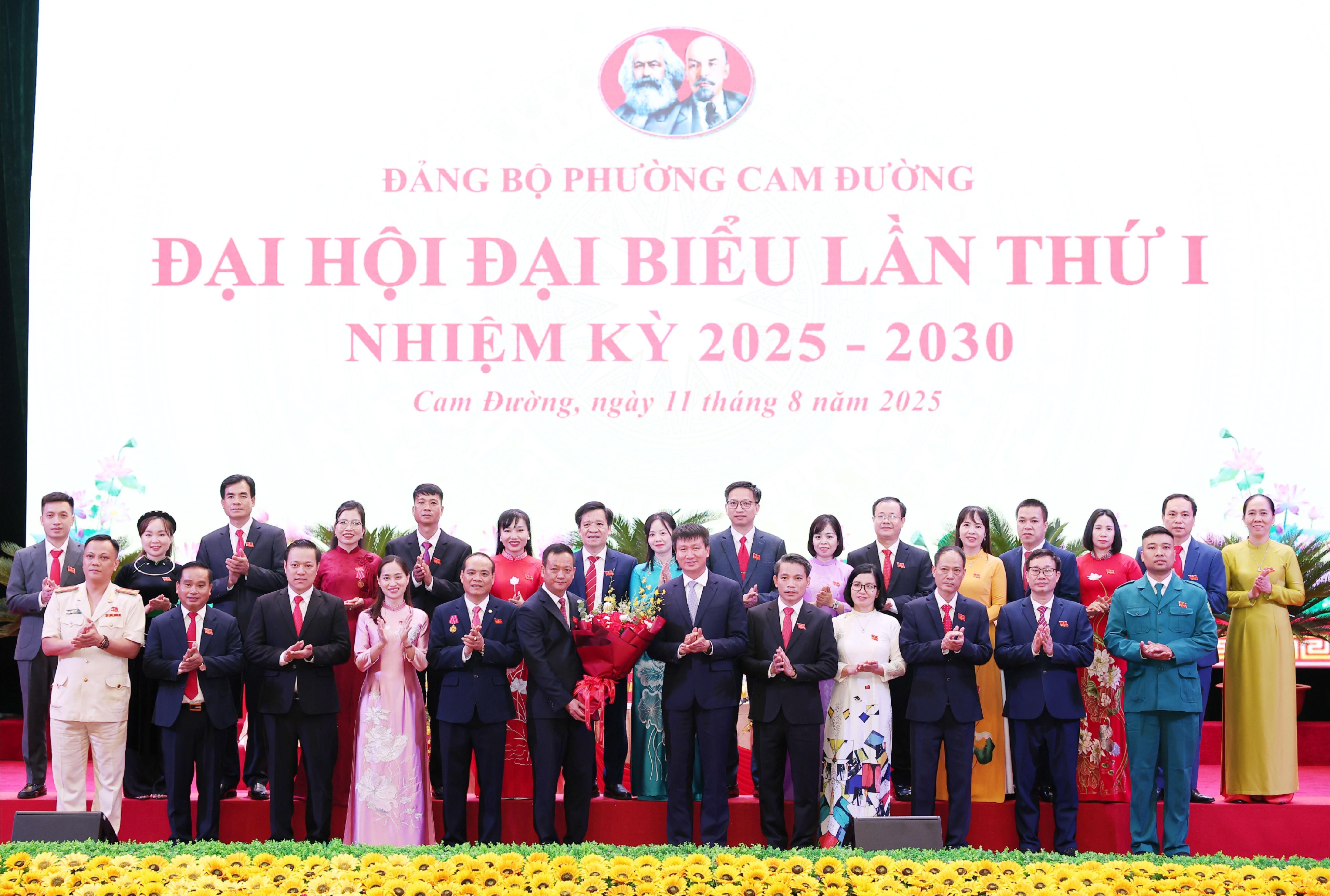 Đồng chí Trần Huy Tuấn - Phó Bí thư Tỉnh ủy, Chủ tịch UBND tỉnh tặng hoa chúc mừng Ban Chấp hành Đảng bộ phường Cam Đường, nhiệm kỳ 2025 - 2030. anh-thay-2518.jpg