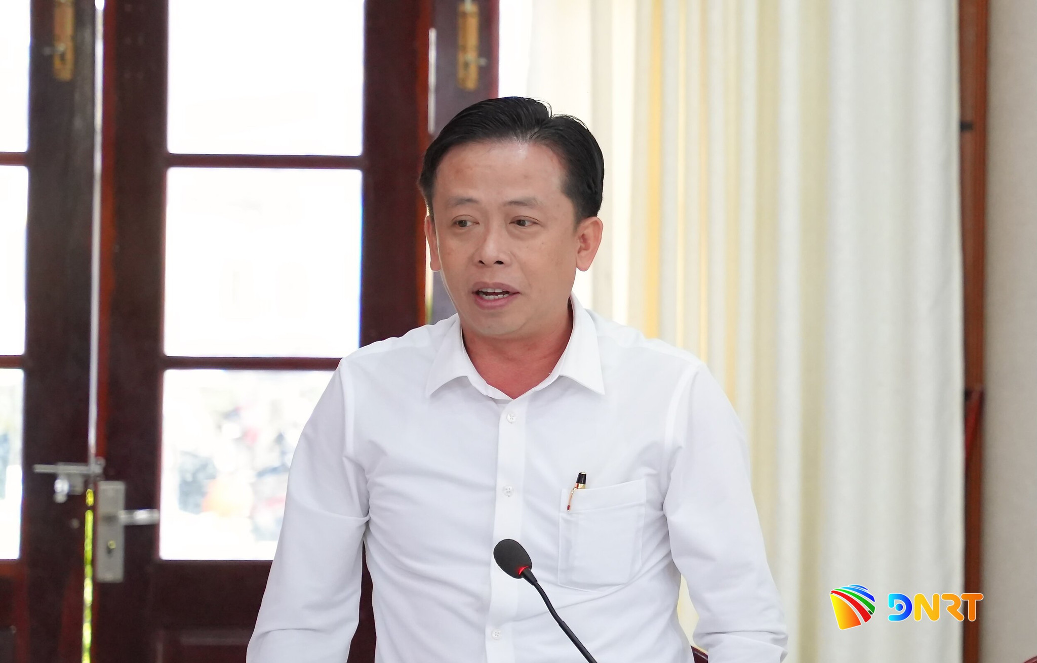 Bí thư Đảng ủy, Chủ tịch HĐND xã Quế Sơn Đinh Nguyên Vũ báo cáo với đoàn công tác. Ảnh: T.CÔNG