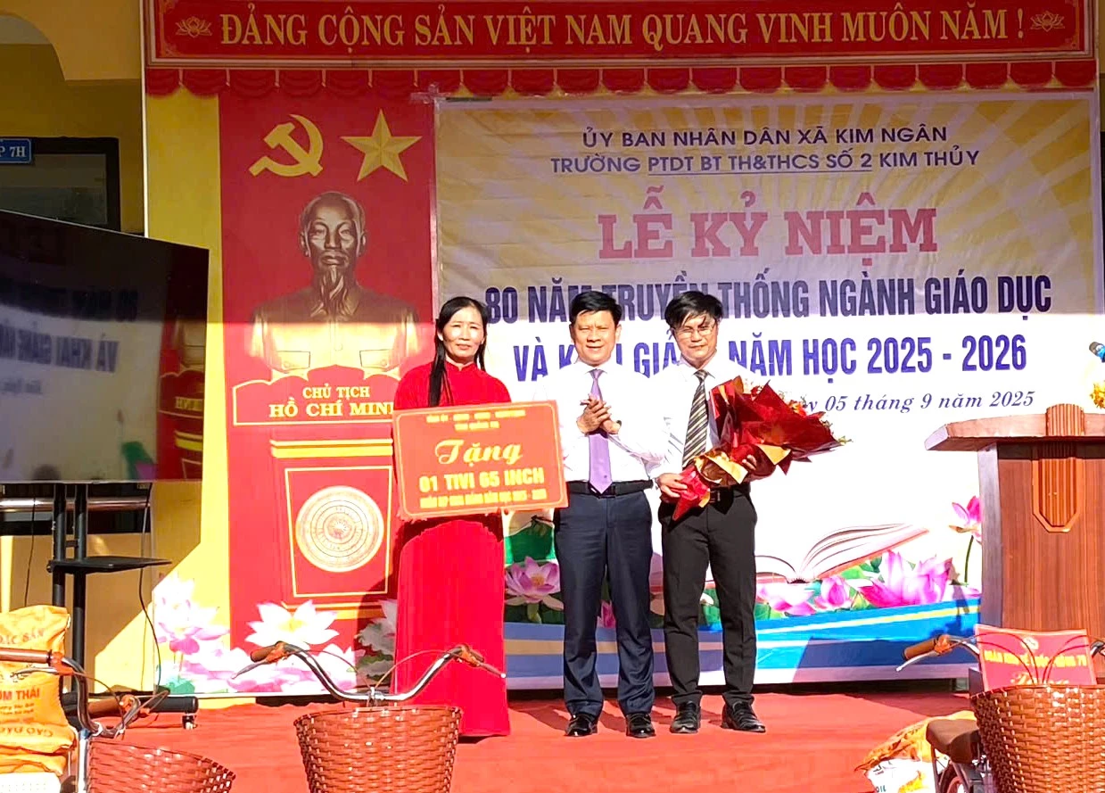 Phó Chủ tịch HĐND tỉnh Lê Vĩnh Thế tặng hoa chúc mừng thầy và trò Trường Phổ thông Dân tộc bán trú TH&THCS số 2 Kim Thủy, xã Kim Ngân - Ảnh: H.L