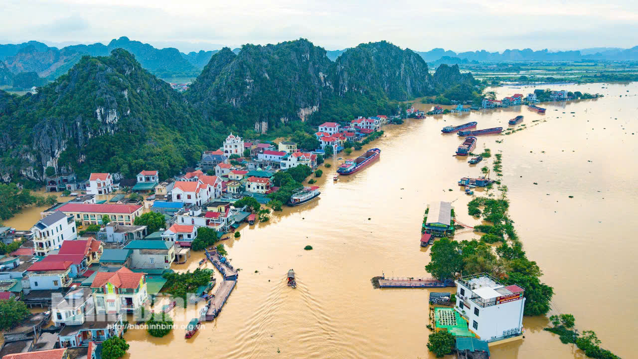 Toàn cảnh khu vực dân cư ngoài đê thôn Kênh Gà, xã Gia Viễn bị ngập do nước lũ sông Hoàng Long dâng cao. Ảnh: Ngọc Linh