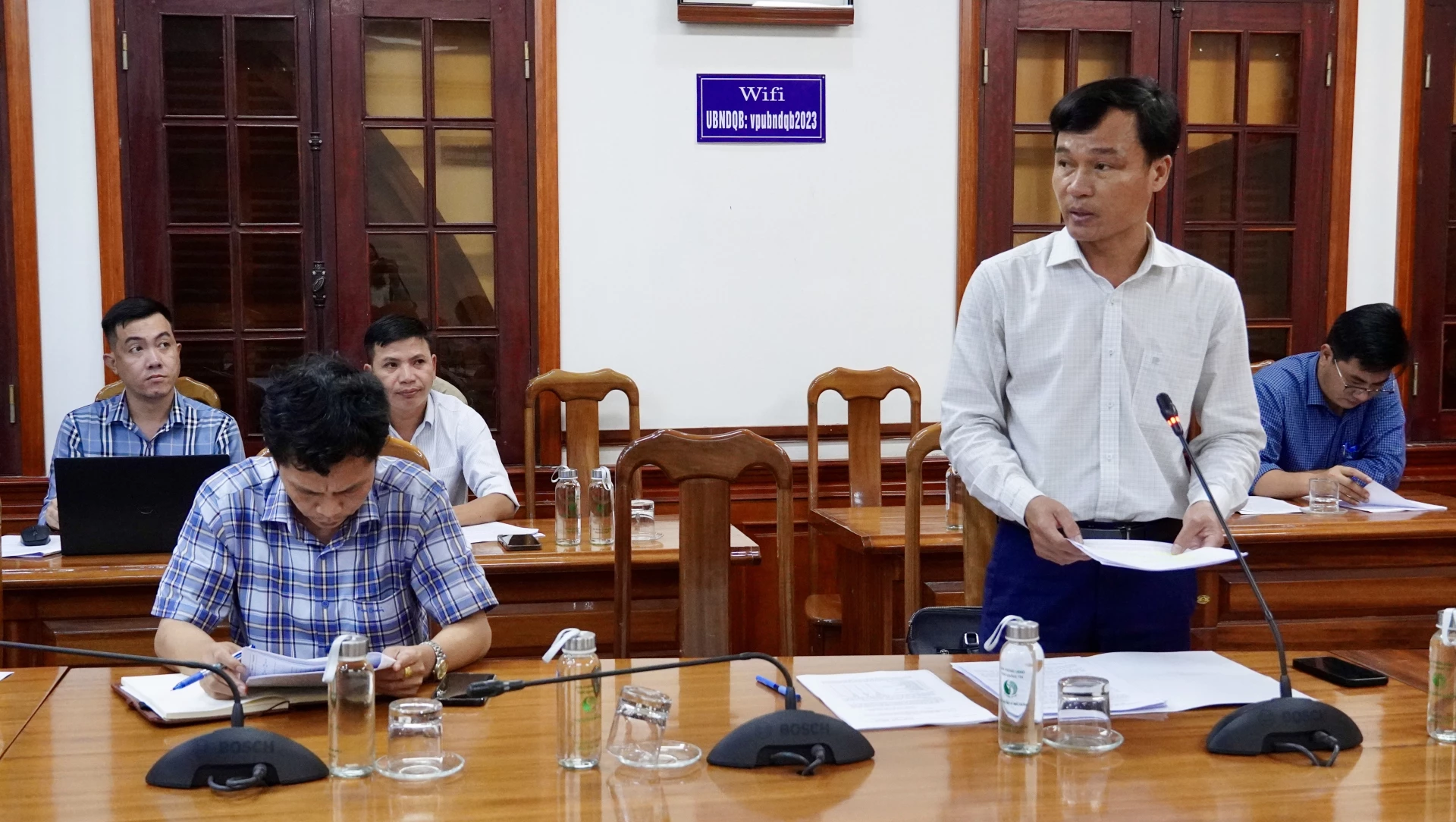 Lãnh đạo Sở Nông nghiệp và Môi trường báo cáo về công tác chống khai thác IUU trên địa bàn tỉnh - Ảnh: H.N