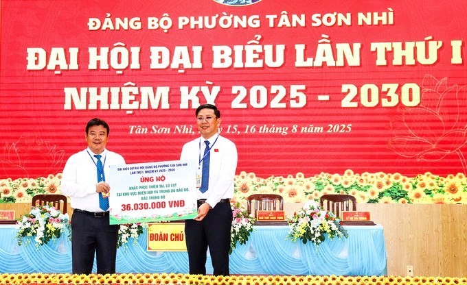 Lãnh đạo phường Tân Sơn Nhì trao kinh phí ủng hộ tại đại hội