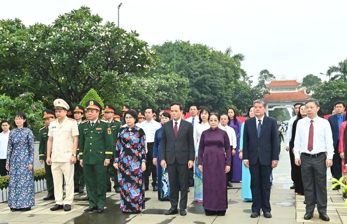 Đồng chí Trần Lưu Quang cùng đoàn đại biểu dâng hoa, dâng hương tại Nghĩa trang TPHCM. (Ảnh: SGGP)