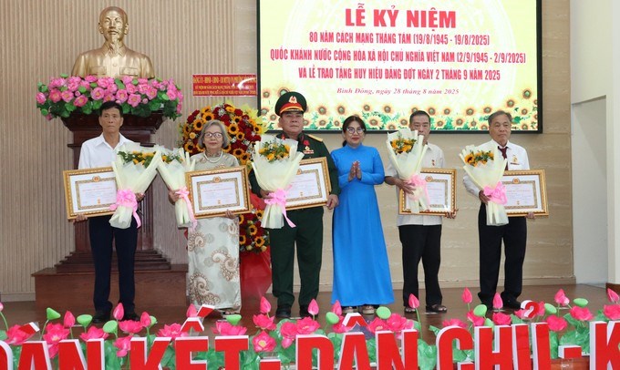 Đảng viên phường Bình Đông nhận Huy hiệu Đảng đợt 2/9