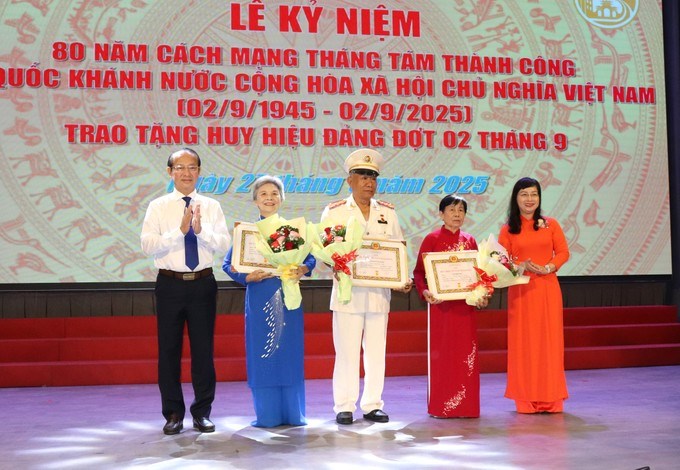 Chủ nhiệm Ủy ban Kiểm tra Thành ủy TPHCM Võ Văn Dũng trao Huy hiệu Đảng đến các đảng viên