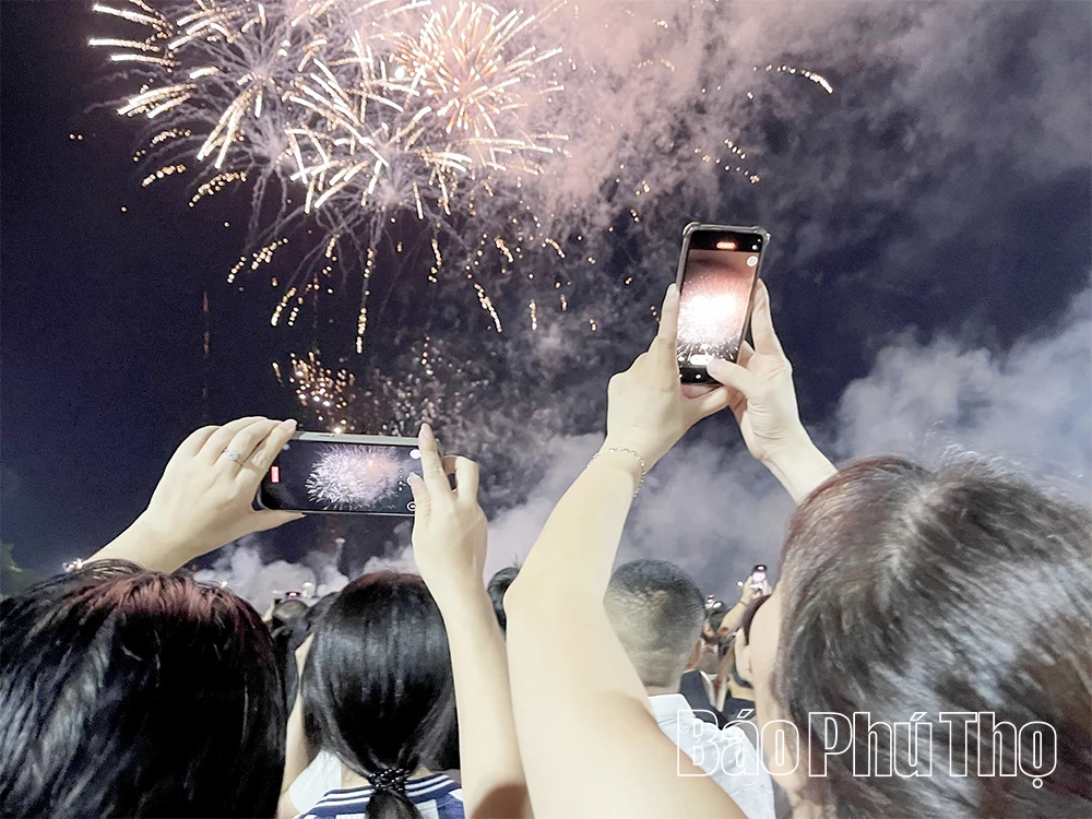Pháo hoa rực rỡ trời Thu Đất Tổ
