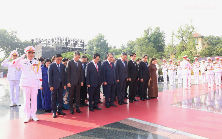 Kỷ niệm 79 năm Ngày Thương binh-Liệt sĩ: Lãnh đạo Đảng, Nhà nước tưởng niệm các Anh hùng liệt sĩ và viếng Chủ tịch Hồ Chí Minh- Ảnh 2.