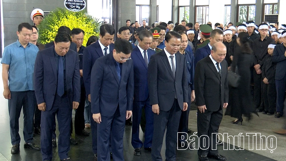 Đoàn đại biểu tỉnh Phú Thọ viếng, tiễn biệt đồng chí Lê Huy Ngọ