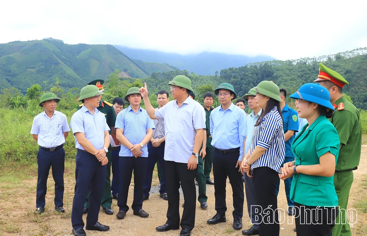 Chủ tịch UBND tỉnh Trần Duy Đông kiểm tra, cho ý kiến về xây mới trụ sở xã Trung Sơn, sau sạt lở do bão số 5