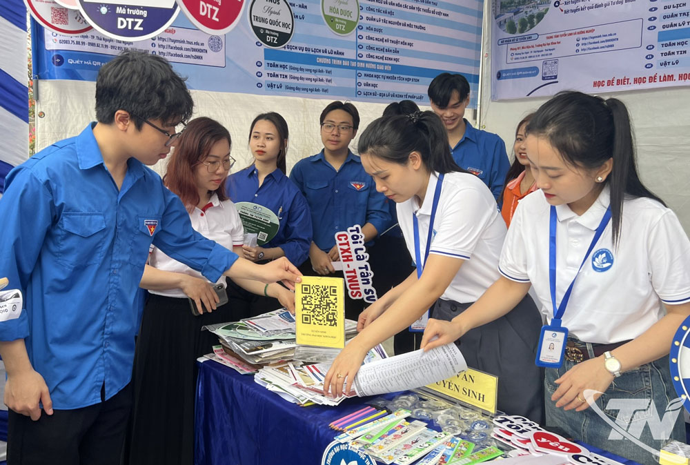 Cán bộ, sinh viên Đại học Thái Nguyên hướng dẫn học sinh quét mã tra cứu thông tin tuyển sinh.