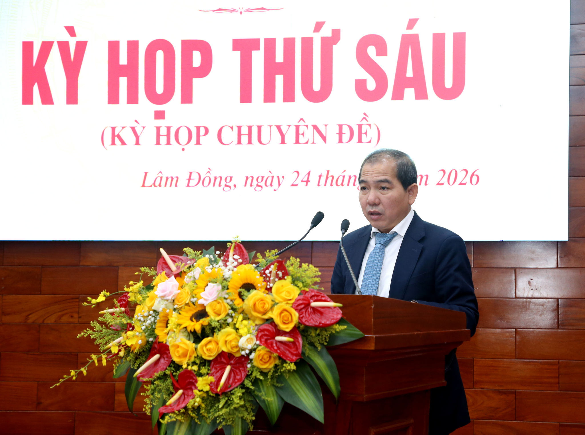 Đồng chí Lê Ngọc Tiến, Tỉnh ủy viên, Giám đốc Tài chính tỉnh Lâm Đồng trình bày tờ trình các dự thảo nghị quyết tại kỳ họp