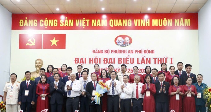 Đồng chí Dương Trọng Hiếu cùng đại biểu chúc mừng Ban Chấp hành Đảng bộ phường An Phú Đông (Ảnh SGGP)