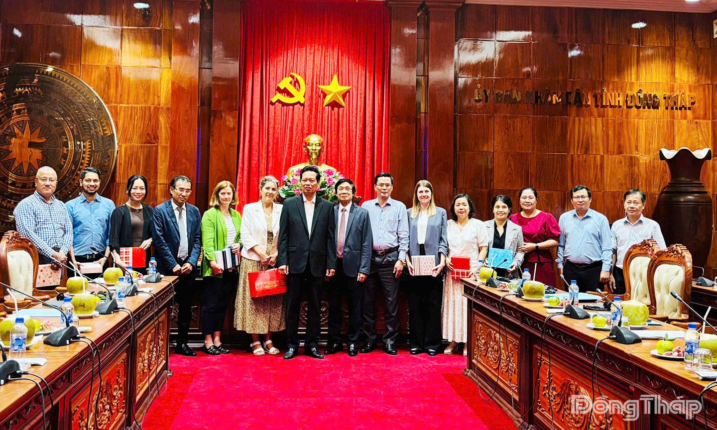 Quang cảnh buổi làm việc.