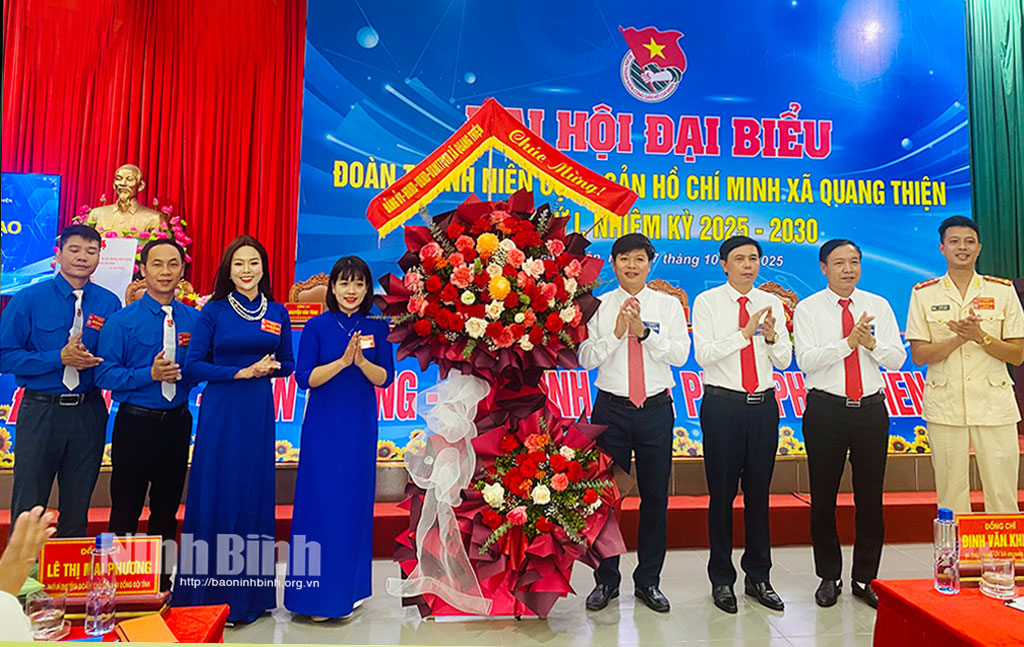 Lãnh đạo xã Quang Thiện tặng hoa chúc mừng Đại hội.