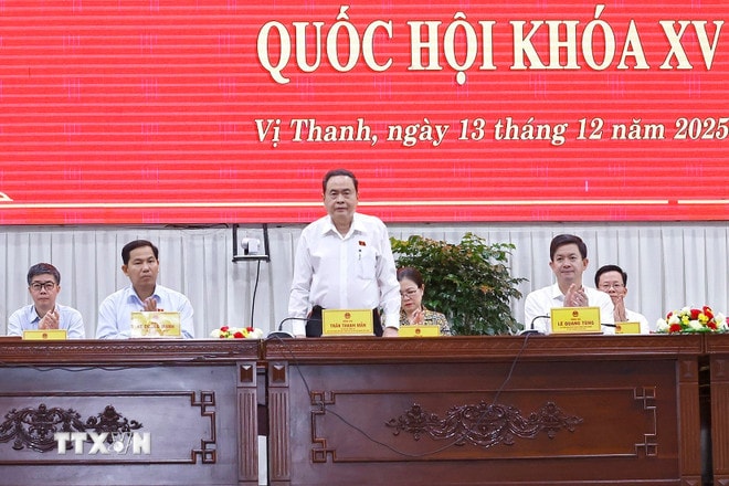 Chủ tịch Quốc hội Trần Thanh Mẫn và đại biểu Quốc hội tiếp xúc cử tri sau Kỳ họp thứ 10 tại thành phố Cần Thơ. (Ảnh: Doãn Tấn/TTXVN) ttxvn-chu-tich-quoc-hoi-tiep-xuc-cu-tri-can-tho-2.jpg