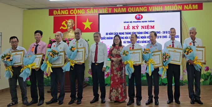 Đồng chí Huỳnh Văn Hồng Ngọc, Bí thư Đảng ủy phường trao huy hiệu Đảng cho các đảng viên