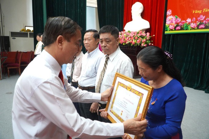 Đảng viên phường Vũng Tàu vui mừng đón nhận phần thưởng cao quý của Đảng