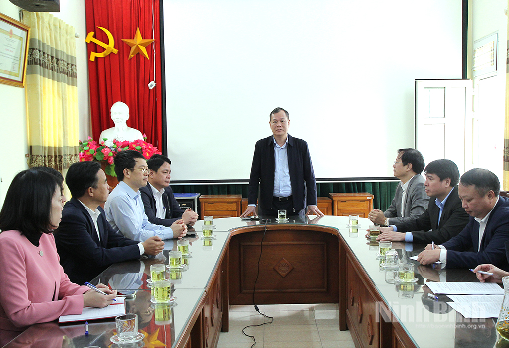 Đồng ch&iacute; L&ecirc; Quốc Chỉnh, Ph&oacute; B&iacute; thư Tỉnh ủy, Chủ tịch HĐND tỉnh ph&aacute;t biểu kết luận tại phường Hồng Quang.