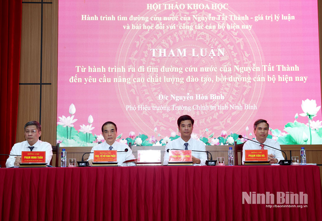 Các đại biểu chủ trì Hội thảo.