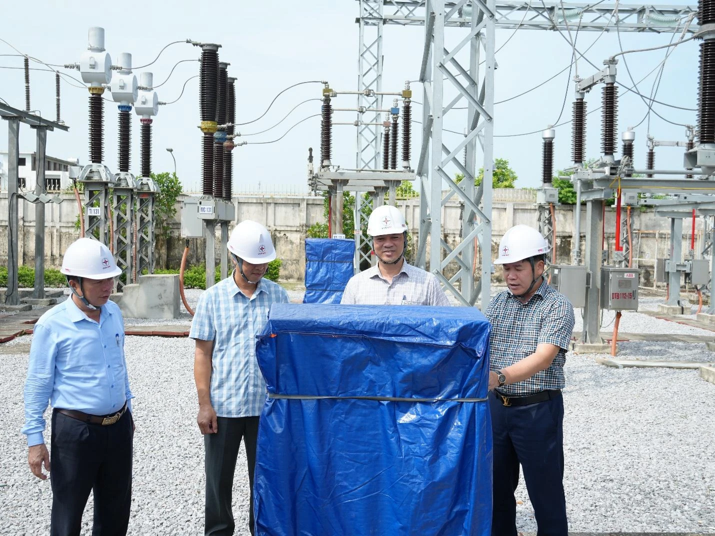 Phó Tổng Giám đốc EVNNPC Vũ Anh Phương kiểm tra công tác ứng phó cơn bão số 5 tại Thanh Hóa