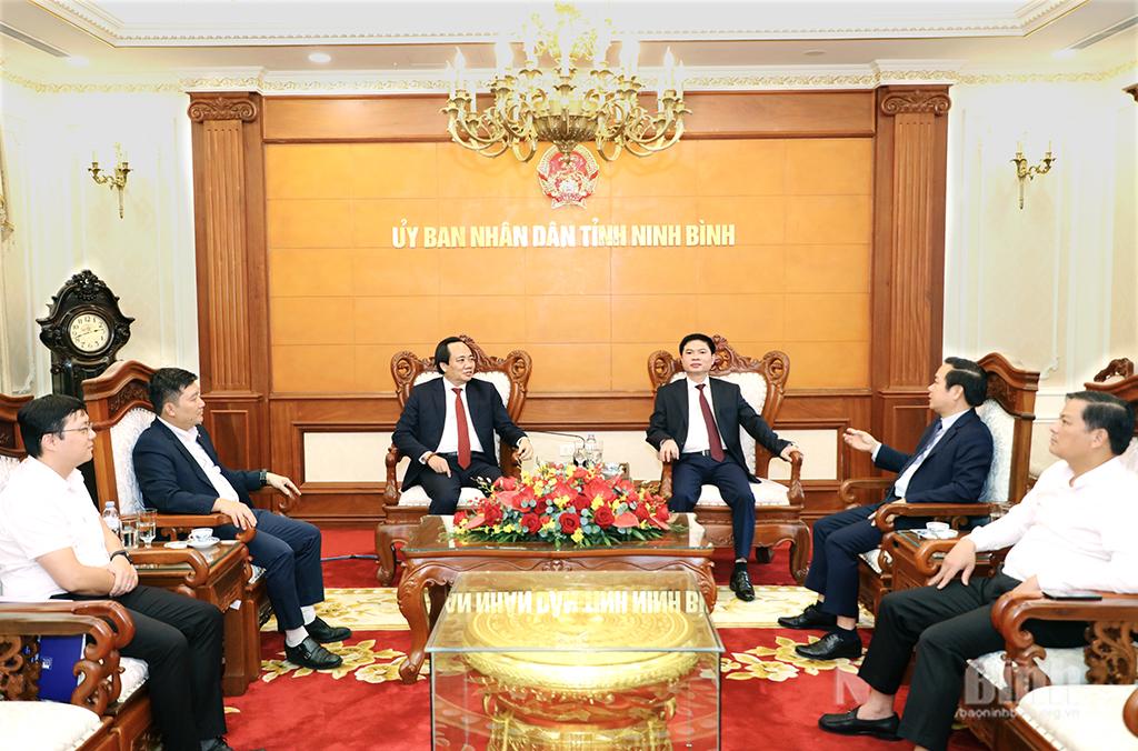 Quang cảnh buổi làm việc.