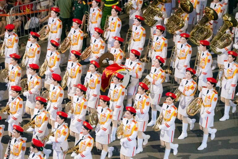 Hai chị em gái ruột sánh vai trong đội hình diễu binh, diễu hành