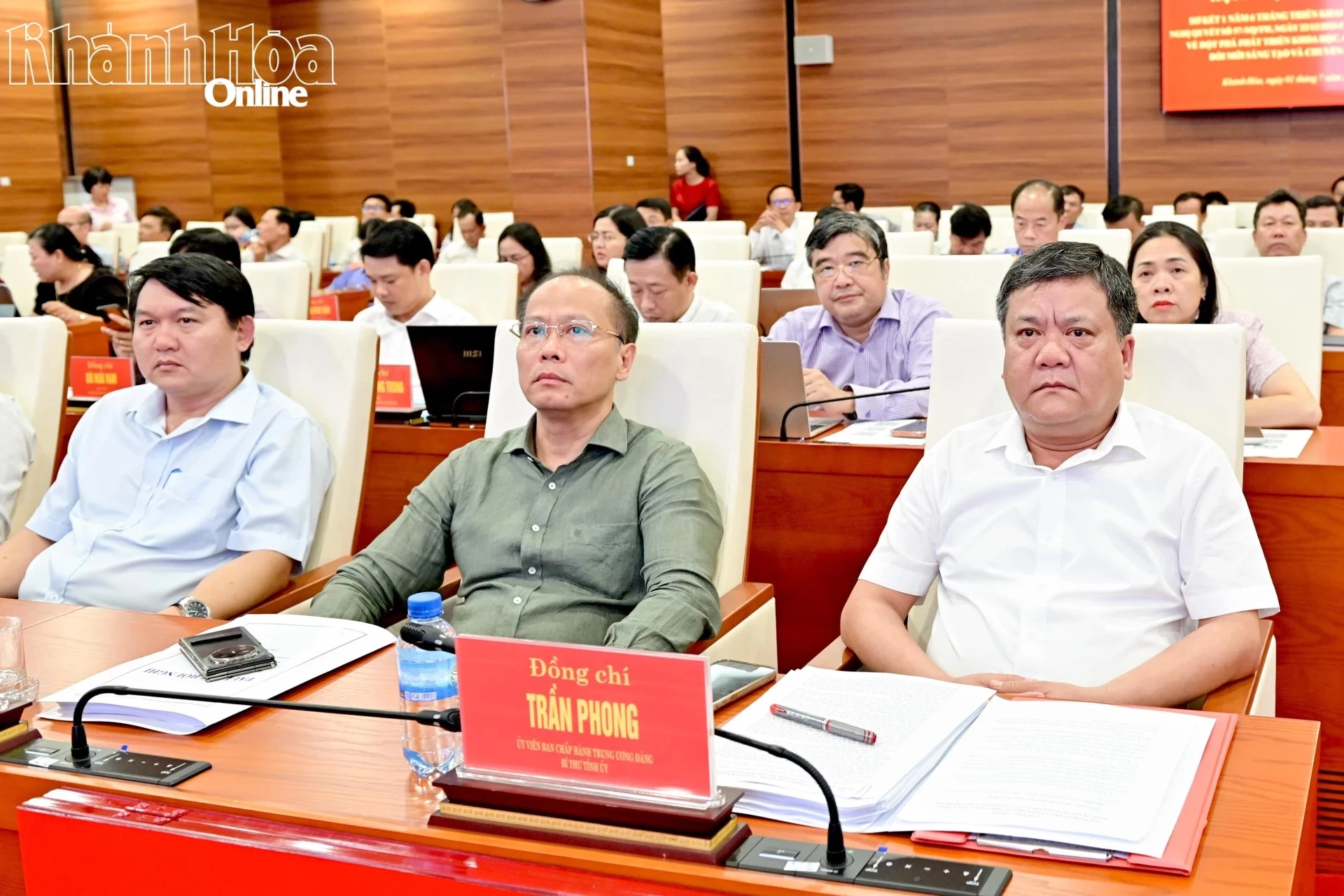 Đồng chí Trần Phong và đồng chí Nguyễn Khắc Hà tham dự hội nghị.
