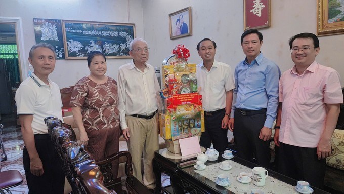 Lãnh đạo HĐND TPHCM thăm, tặng quà đến ông Hoàng Trình
