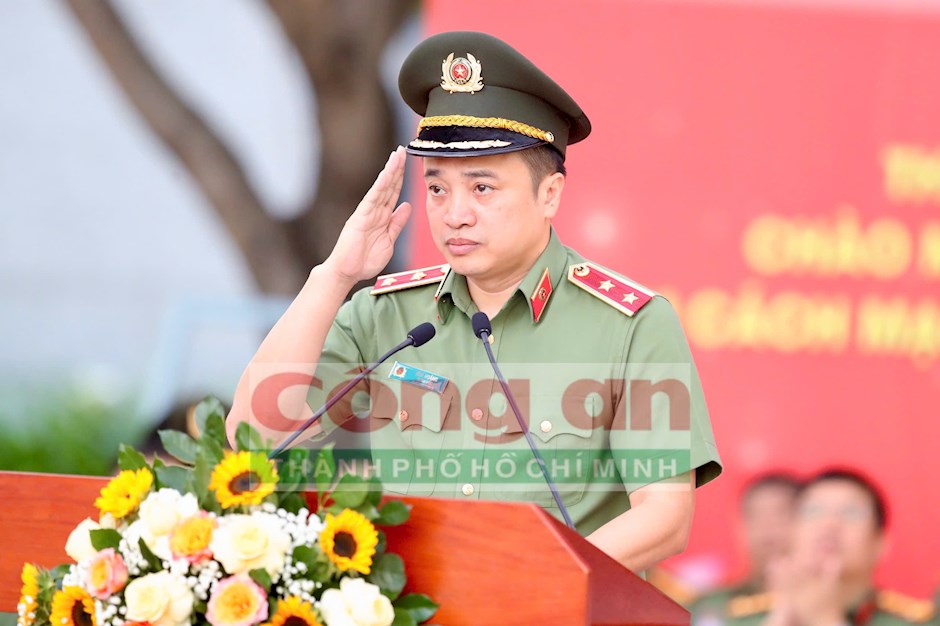 Trung tướng Mai Hoàng, Giám đốc CATP phát biểu tại lễ ra quân. (Ảnh: Congan.com.vn)