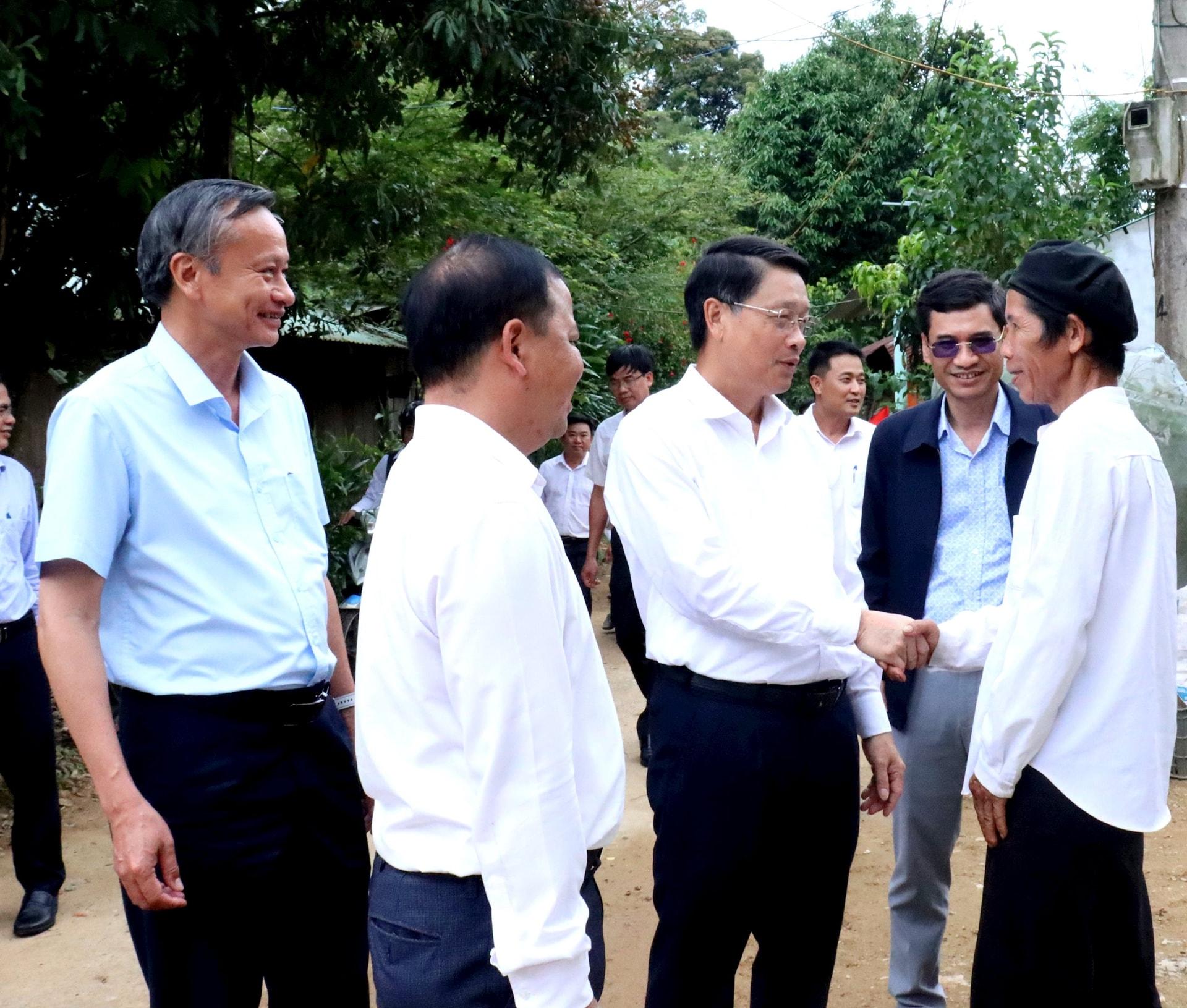 Nhân chuyến làm việc, Phó Bí thư Thành uỷ Ngô Xuân Thắng đến thăm bà con thôn Ta Lang, xã Avương