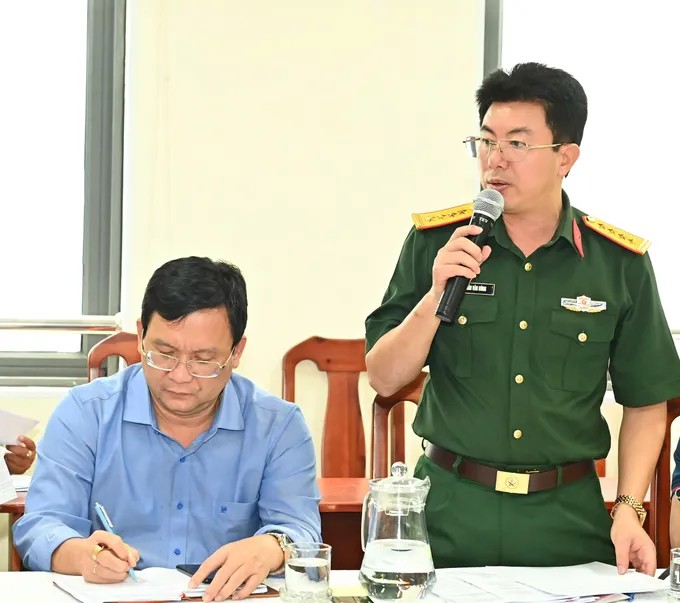 Đồng chí Trần Văn Hùng, Phó Chính ủy Bộ Tư lệnh TPHCM phát biểu tại buổi làm việc. (Ảnh: SGGP)