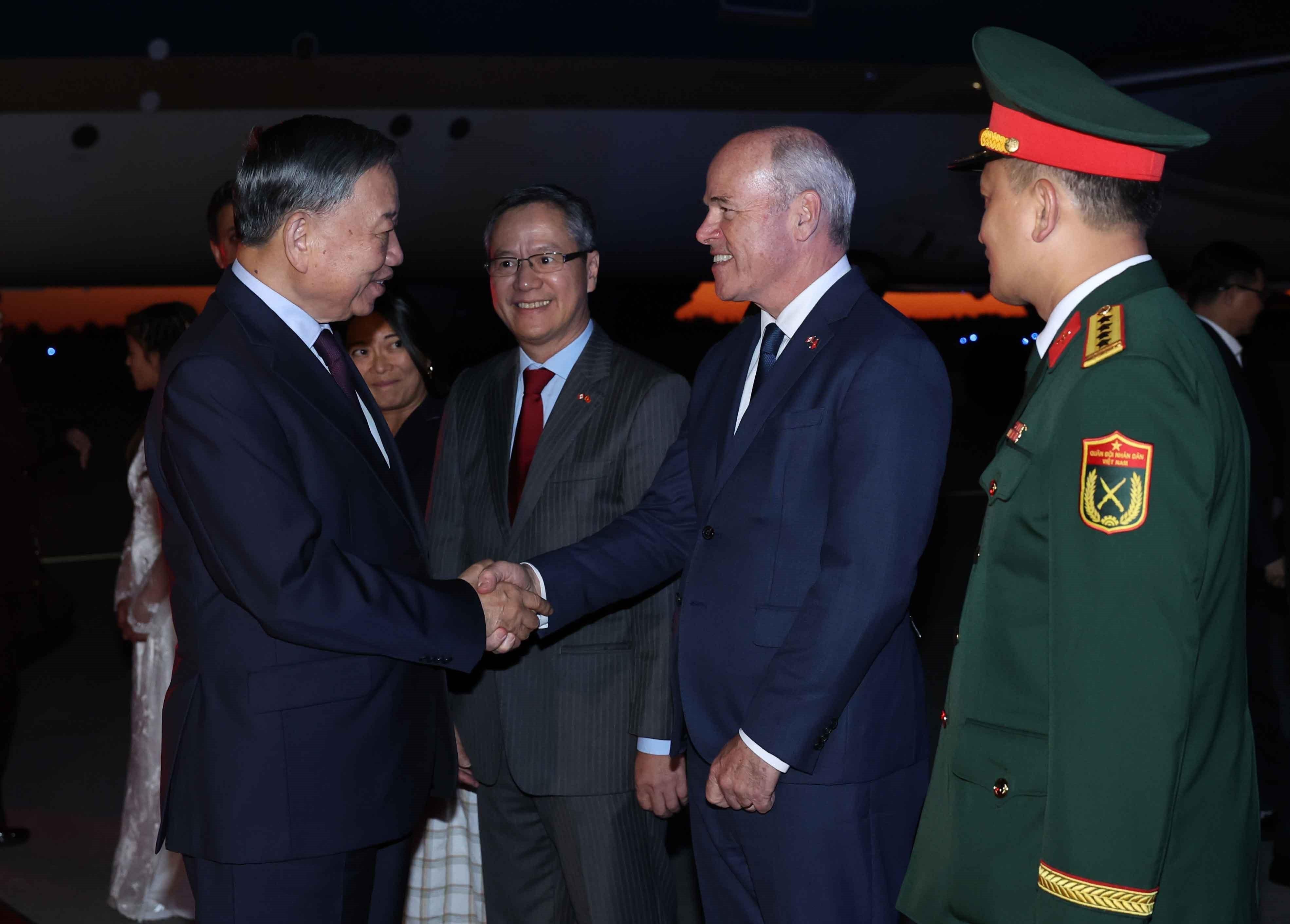 Quan chức Chính phủ Canada và cán bộ, nhân viên Đại sứ quán Việt Nam đón Tổng Bí thư, Chủ tịch nước Tô Lâm tại sân bay quốc tế Ottawa Mcdonald-Cartier. Ảnh: Thống Nhất TTXVN