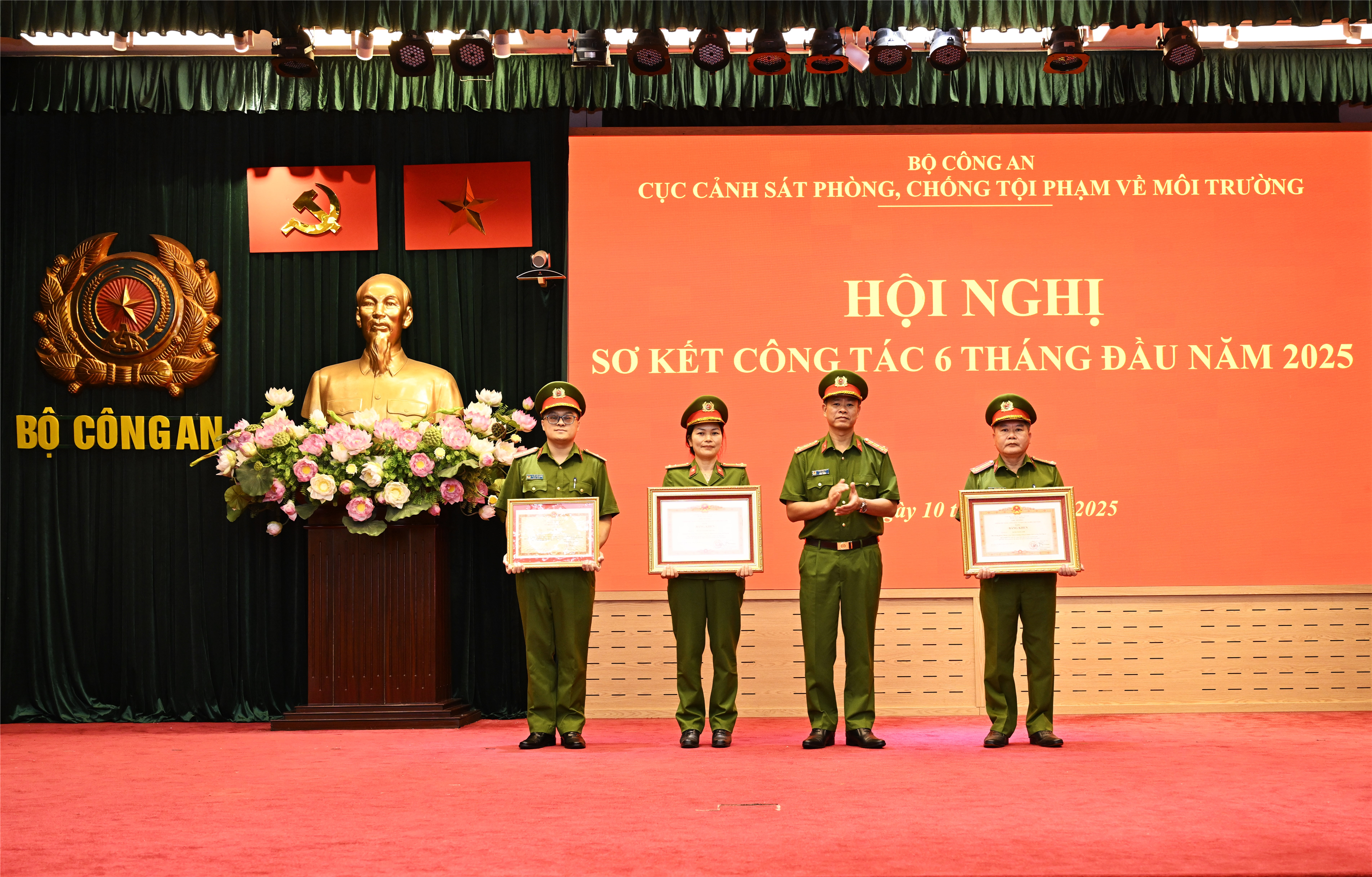 Thừa ủy quyền, Đại tá Thân Văn Hải trao Bằng khen của Thủ tướng Chính phủ tặng 02 cá nhân; trao Bằng khen của Bộ trưởng Bộ Công an tặng 01 cá nhân có thành tích xuất sắc.