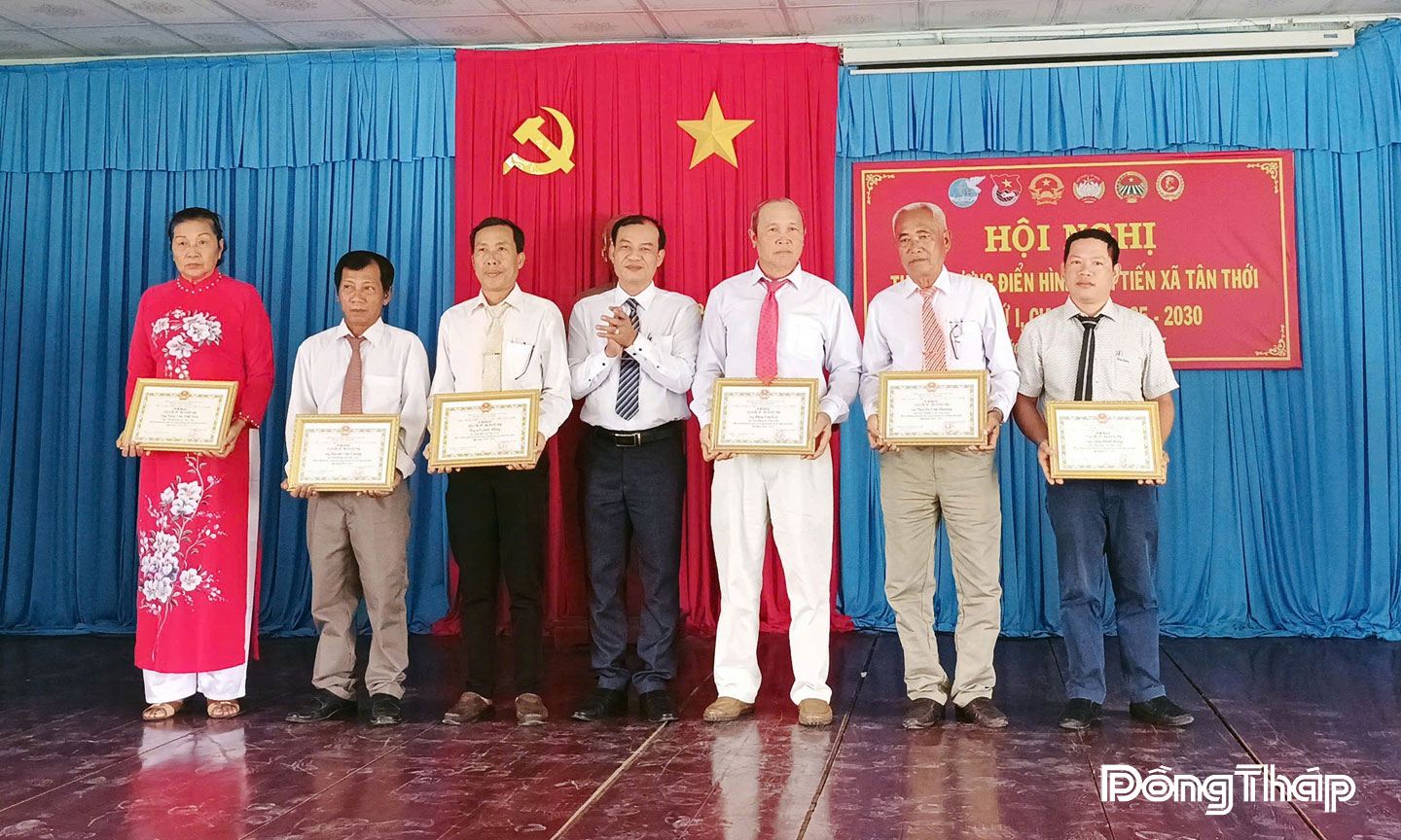 Ủy ban nhân dân xã Tân Thới biểu dương, khen thưởng các điển hình tiên tiến trong phong trào thi đua yêu nước do Ủy ban Mặt trận Tổ quốc Việt Nam xã Tân Thới phát động.