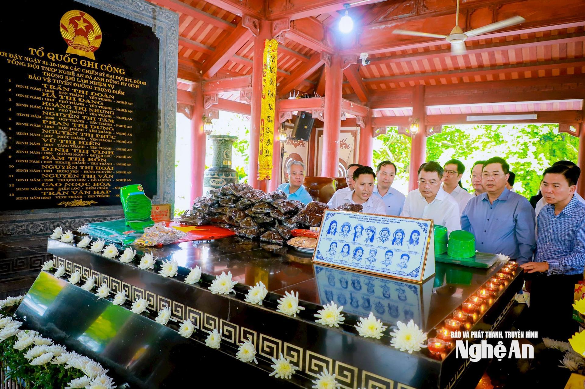 Các đồng chí trong đoàn công tác nghe thuyết minh về cuộc chiến đấu anh dũng của lực lượng TNXP tại tọa độ lửa Truông Bồn trong những năm tháng chống Mỹ cứu nước. Ảnh: Thành Duy