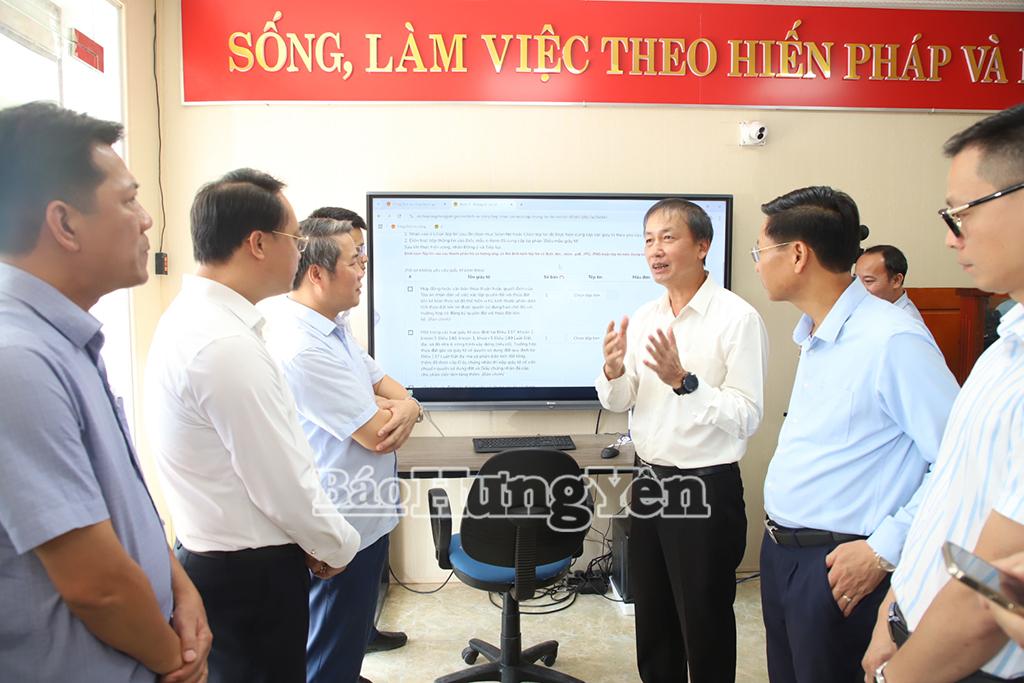 Phó Chủ tịch UBND tỉnh Nguyễn Hùng Nam kiểm tra hoạt động của Trung tâm Phục vụ hành chính công xã Quỳnh Phụ