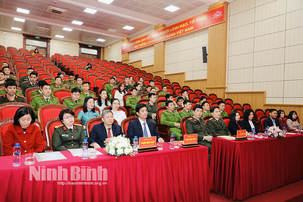 Các đại biểu dự Lễ bế giảng.