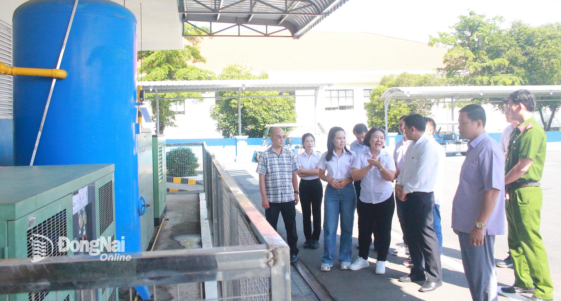 Đoàn kiểm tra liên ngành kiểm tra máy móc, thiết bị tại Công ty TNHH giày Đồng Nai Việt Vinh. Ảnh: Thảo My